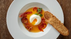 Eier im Glas mit knusprigem Speck und Lauch-Chili-Topping