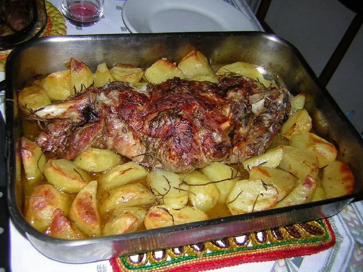 Agnello al forno con patate, un classico piatto pasquale siciliano