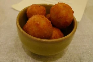 Arancine di riso in bianco: croccanti fuori, cremose dentro