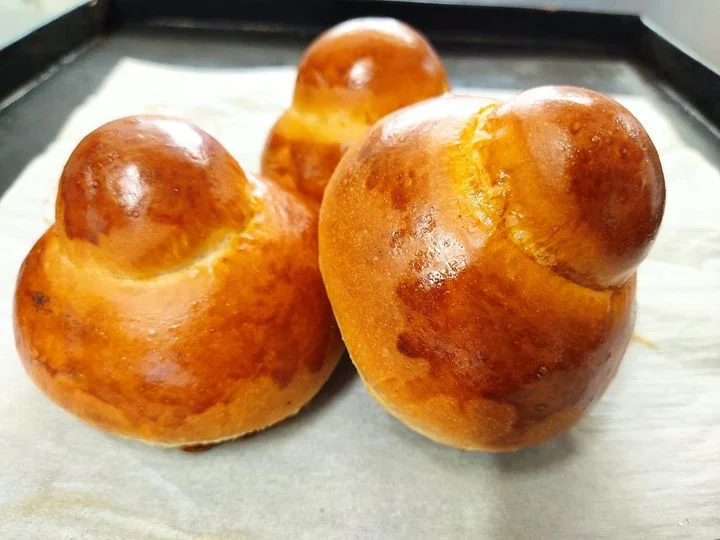 Brioche siciliana col tuppo, un irresistibile dolcetto da gustare con gelato e granita