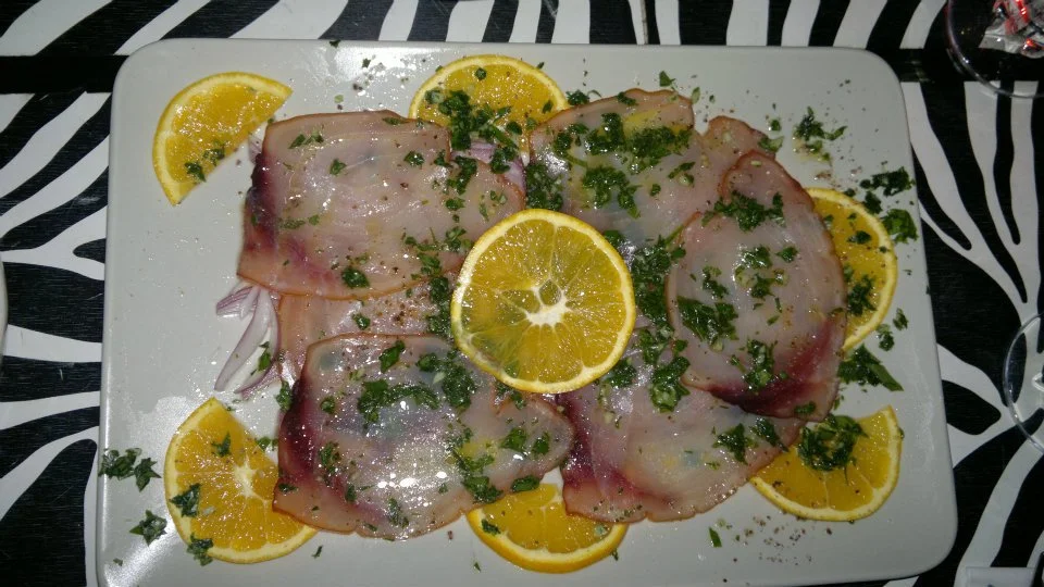 Carpaccio di pesce spada marinato, un fresco antipasto mediterraneo