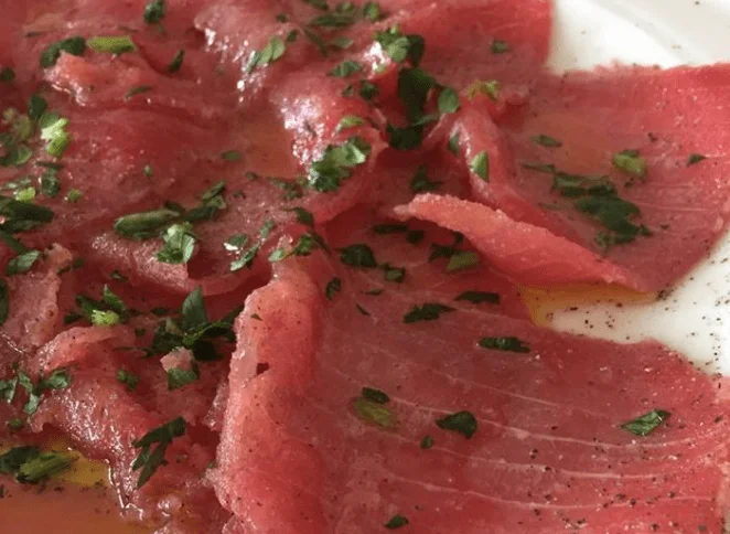 Carpaccio di tonno alla siciliana: gusto mediterraneo autentico