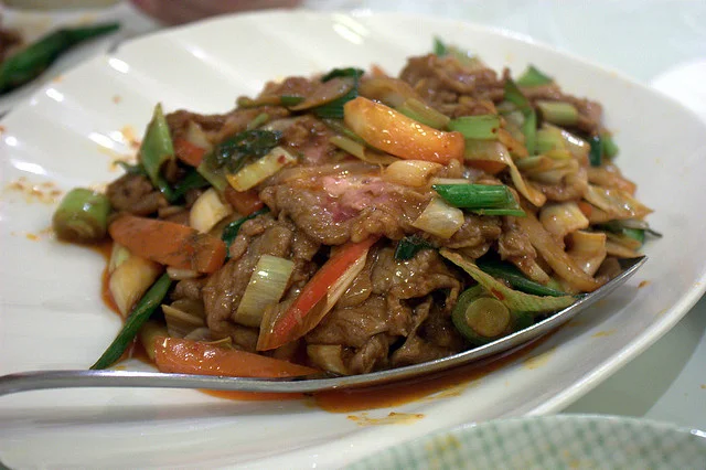 Castrato al sugo bianco: Un classico siciliano dal sapore delicato