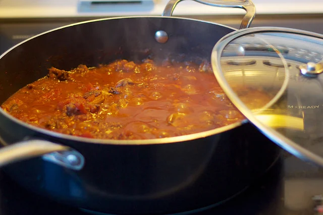 Coniglio al pomodoro: Un classico della cucina siciliana dal sapore avvolgente