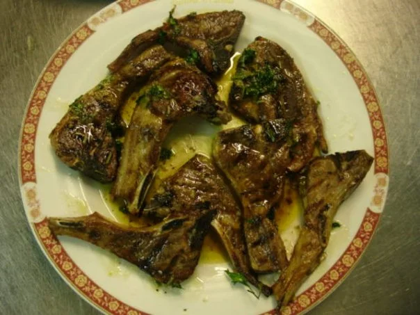 Costolette di agnello alla brace: Un classico della grigliata siciliana