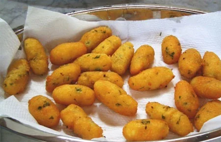 Crocchette palermitane o cazzilli: Un must della gastronomia di strada siciliana