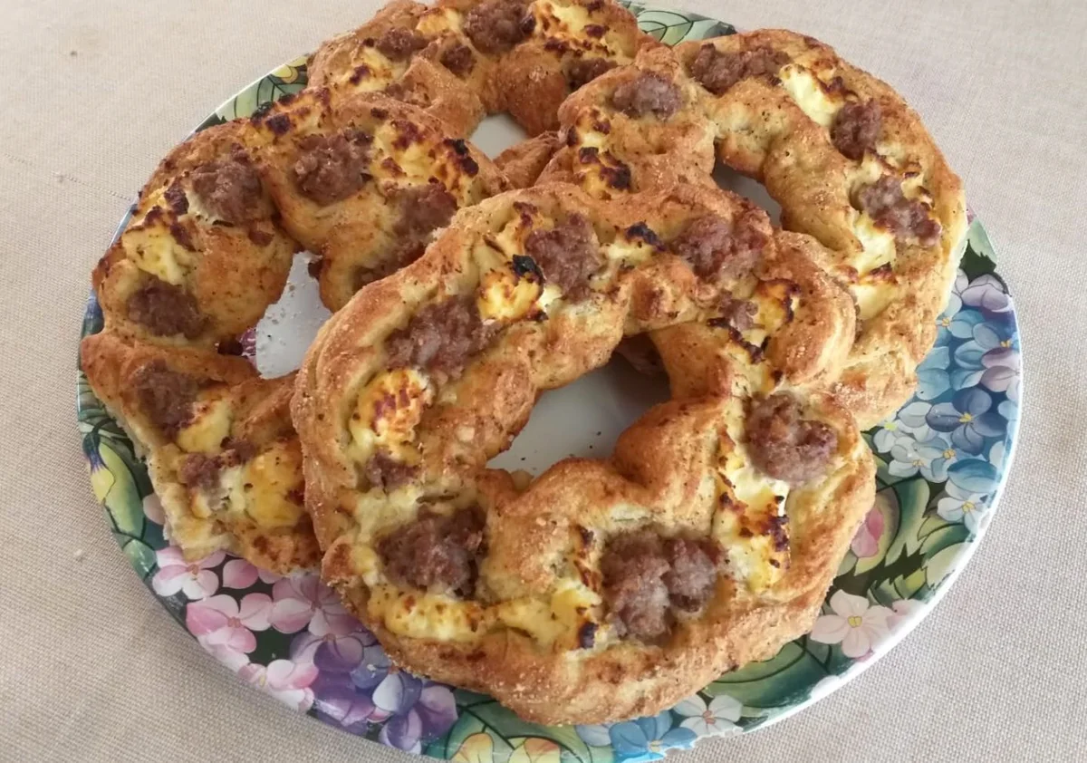 Cucciḍḍatu scaniatu di Scicli con salsiccia: la focaccia rustica del ragusano