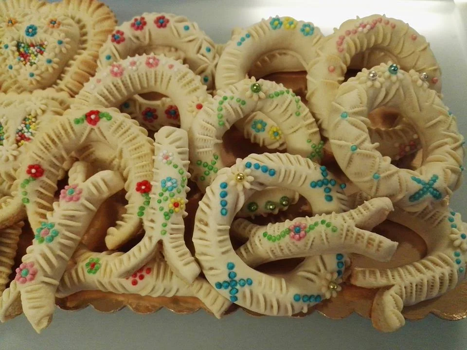 Cuḍḍureḍḍi di Caltagirone: Sicilian Christmas Sweet Wreaths