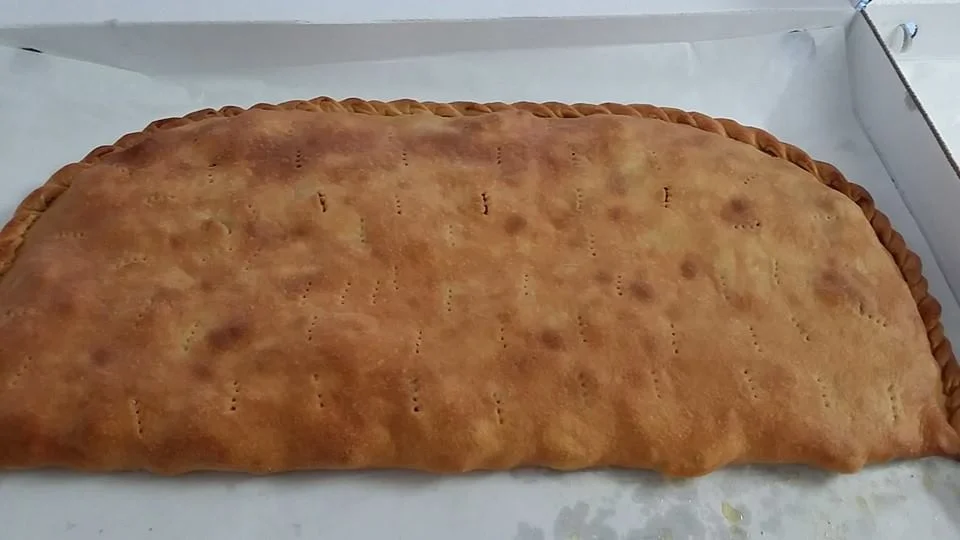 Cuḍḍuruni di Lentini con broccoletti: la focaccia rustica siracusana
