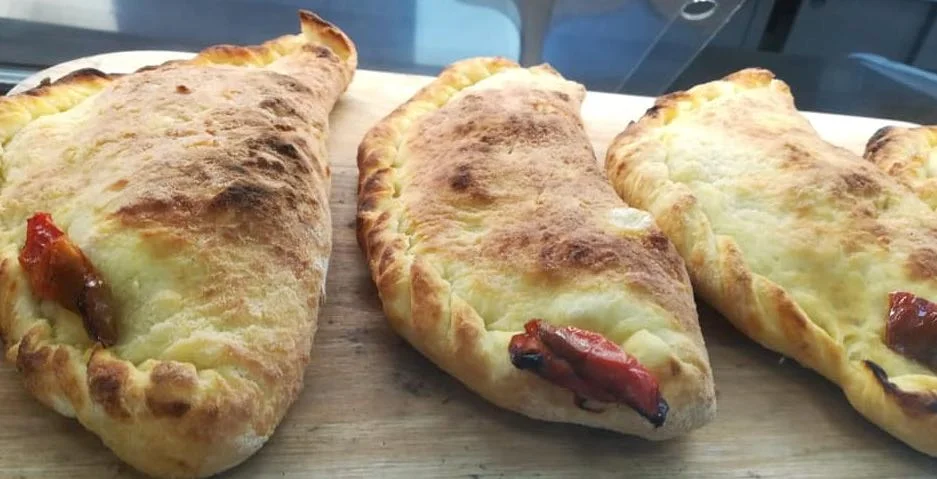 Cuḍḍuruni di Lentini con cipolle: la focaccia siracusana dal cuore dolce e saporito