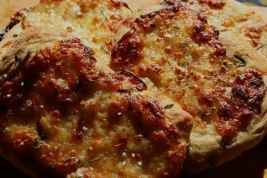 Facci di vecchia: la focaccia palermitana dal cuore morbido