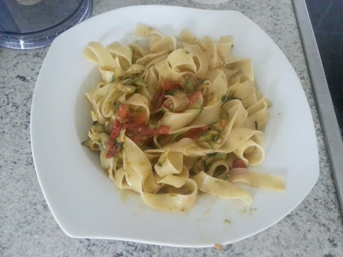 Fettuccine con zucchine e pomodorini