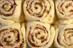 Focaccia arrotolata con salsiccia e ricotta: Un rustico siciliano da condividere