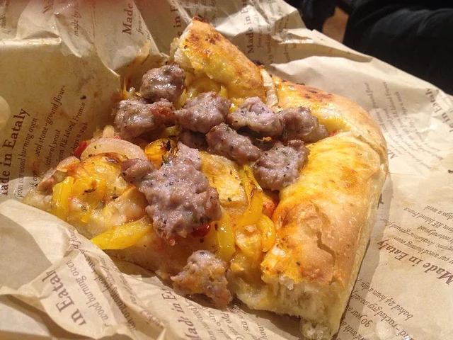 Un tuffo nei sapori mediterranei: La ricetta della focaccia con salsiccia