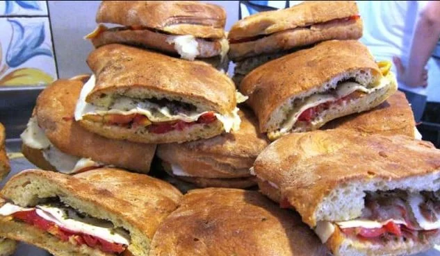 Focaccia condita siciliana: Un antipasto tradizionale e gustoso