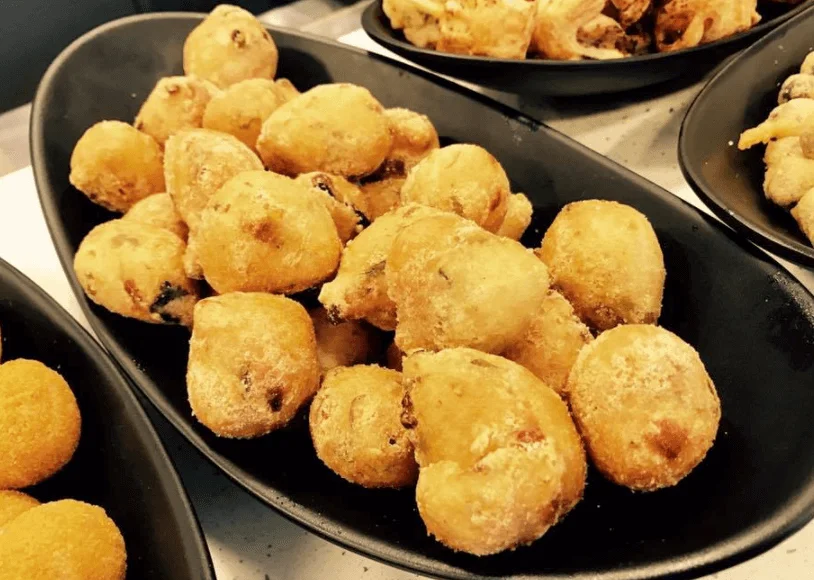 Frittelle di uova con prosciutto e formaggio: una delizia irresistibile