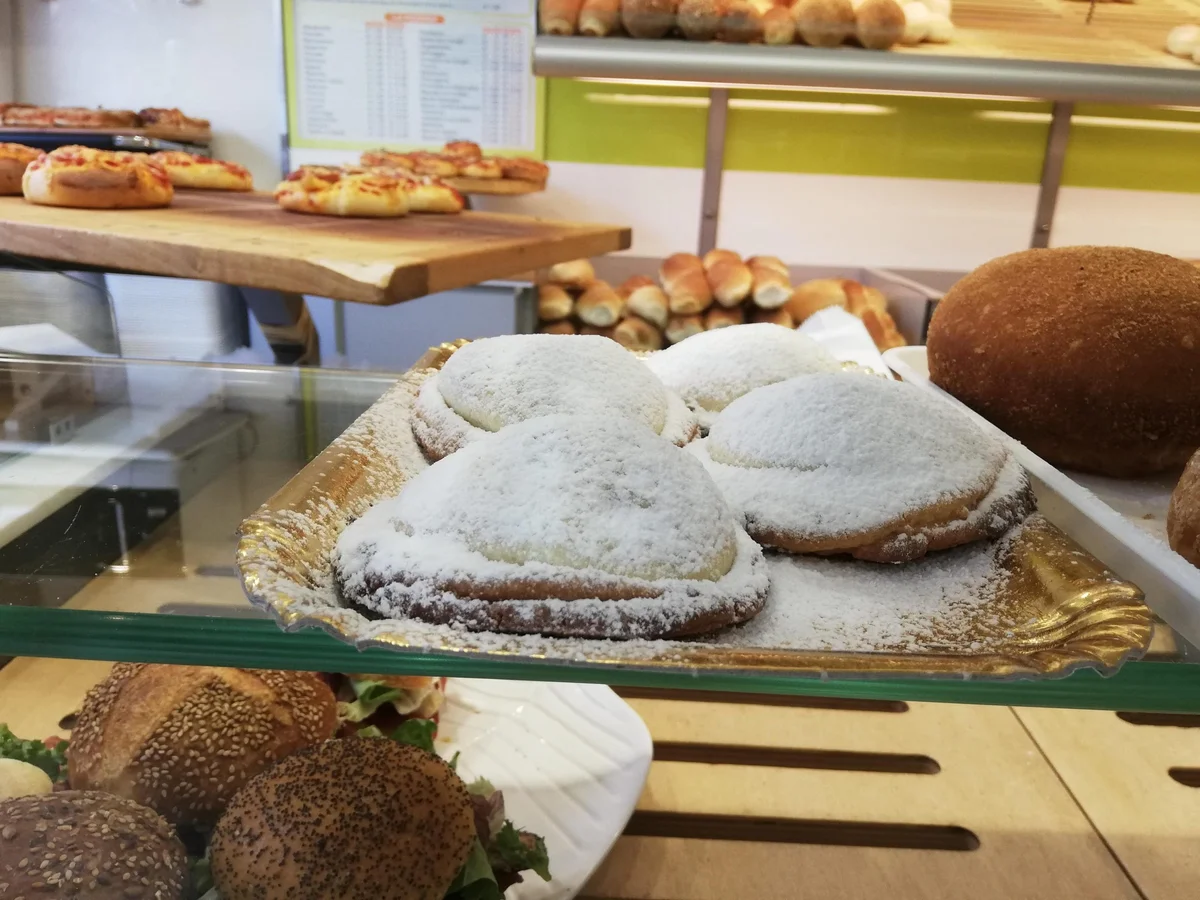 Genovesi ericine: Delizie di pasta frolla e crema della tradizione siciliana