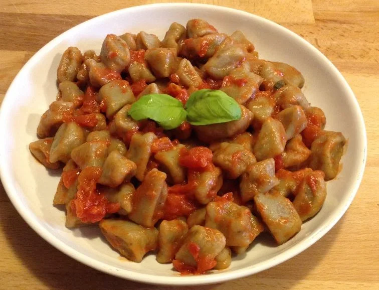 Gnocchi di melanzane con sugo di pomodorini: Un primo piatto estivo e siciliano