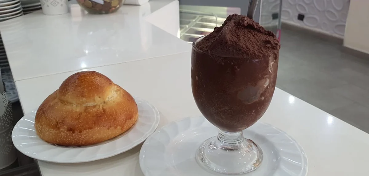 Granita al cioccolato: Un fresco classico siciliano da gustare d'estate
