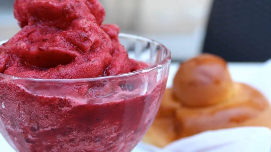 Granita di gelsi, un rinfrescante dolce siciliano