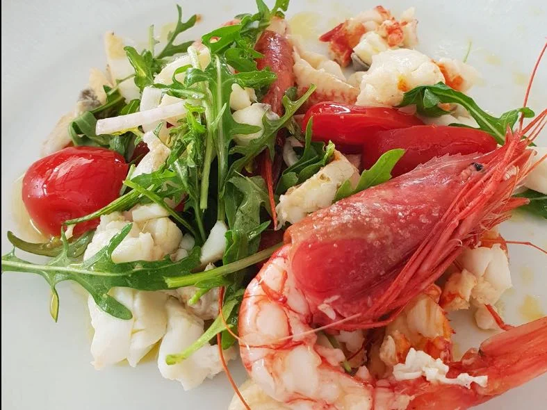 Insalata di aragosta e gamberoni alla siciliana: un'esperienza di gusto sopraffina