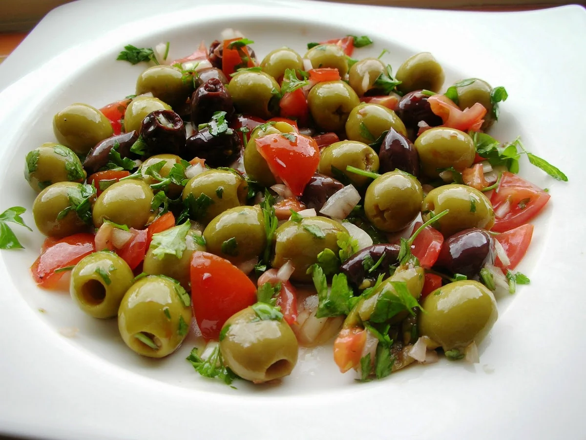 Insalata di olive e pomodorini: Un tuffo nei sapori mediterranei