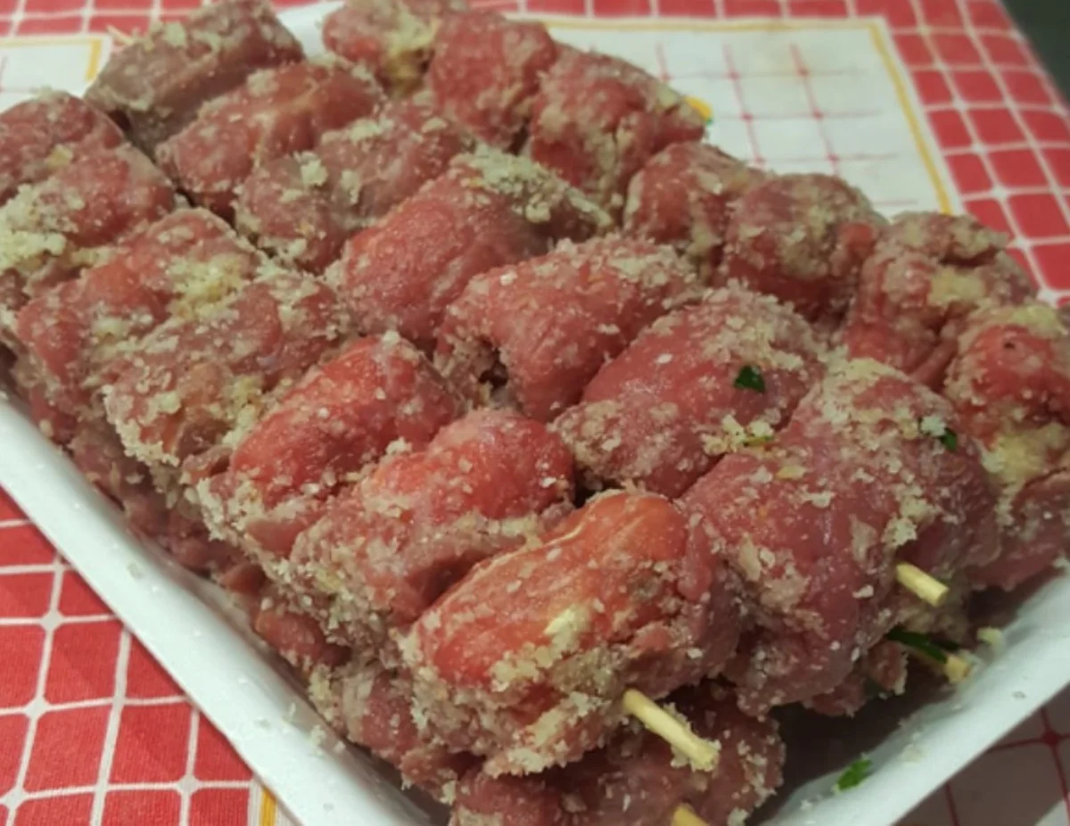 Involtini arrostiti alla messinese, una delizia siciliana alla brace