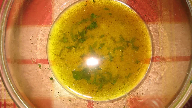 Salmoriglio, la salsa siciliana perfetta per arrosti e pesce