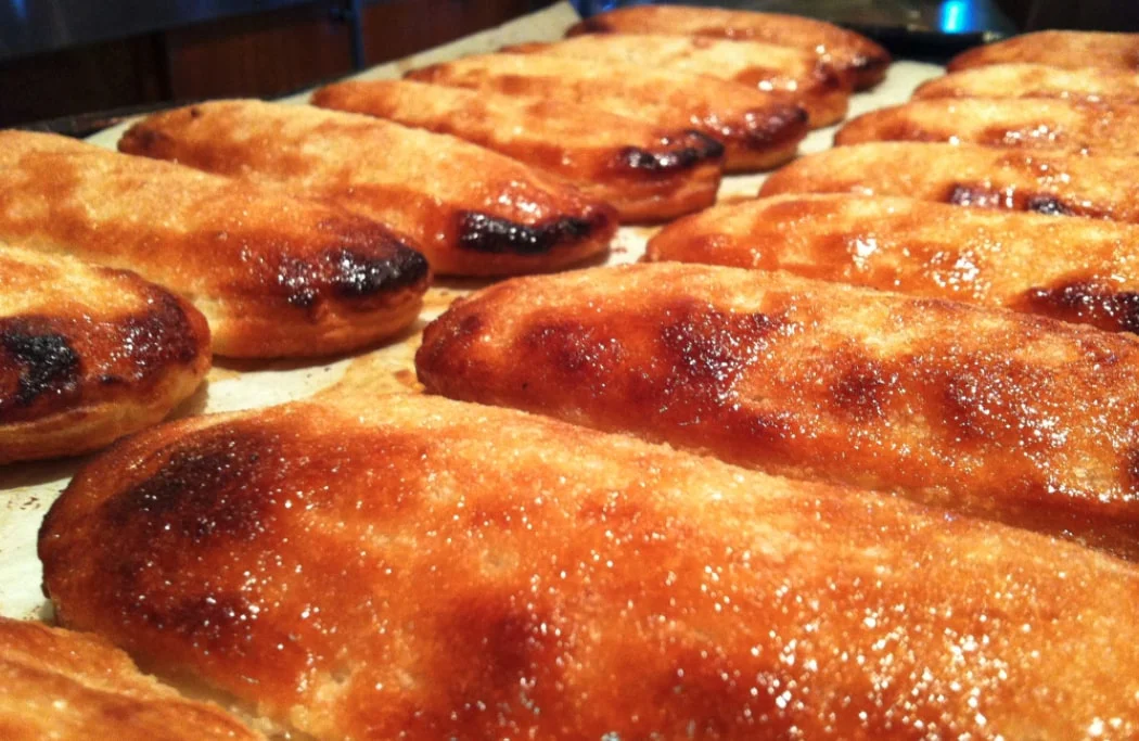 Lingue di bue siciliane: Delizie di pasta frolla con crema pasticcera