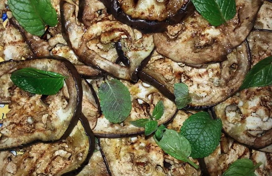 Melanzane arrostite con aglio e menta: profumo e gusto dell’orto siciliano