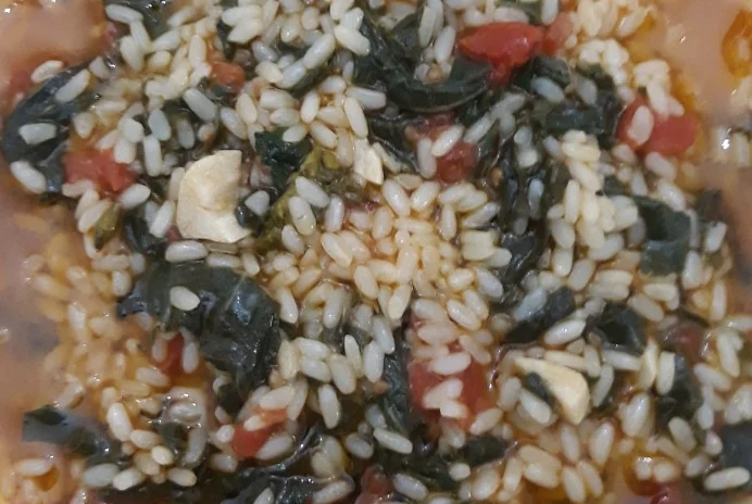 Minestra di riso con tenerumi: Un capolavoro estivo della cucina siciliana