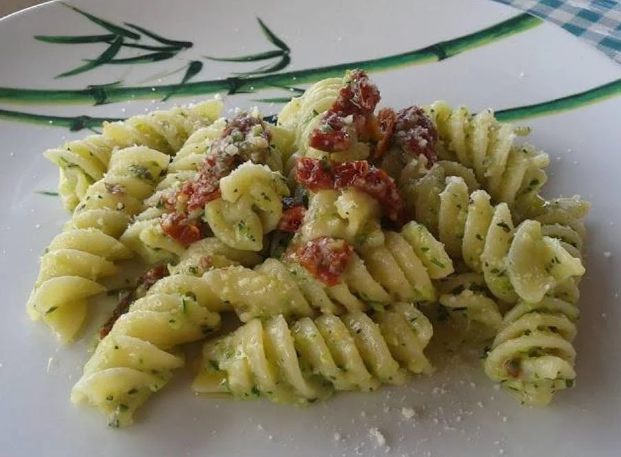 Pasta al pesto di zucchine e pomodori secchi: Un primo fresco e siciliano