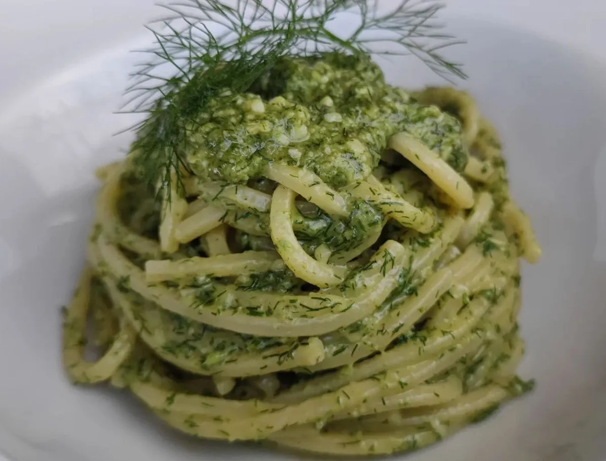 Pasta col pesto di finocchietto selvatico: profumi di Sicilia in tavola