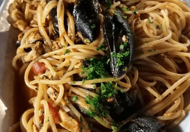 Pasta con cozze, vongole e muḍḍica atturrata: Un trionfo di sapori siciliani