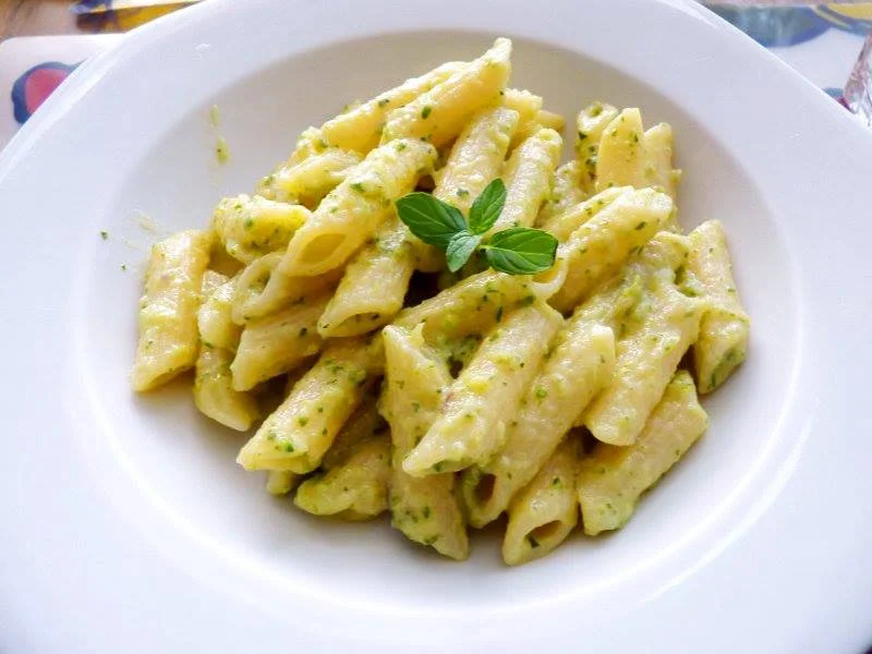 Pasta con crema di zucchine e capperi: Freschezza e sapore mediterraneo