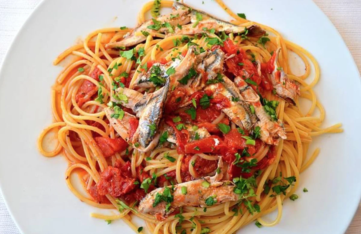 Pasta con il ragù di alici, un tuffo nei sapori autentici della Sicilia