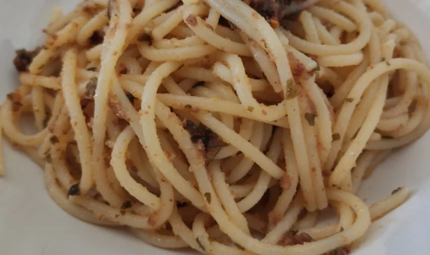 Pasta con la salsa moresca: profumi agrumati e bottarga di tonno