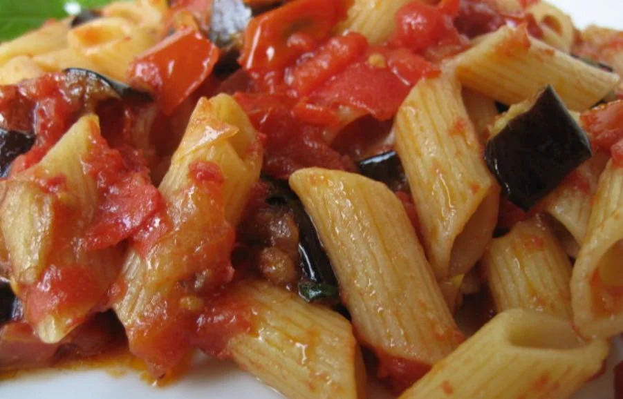 Pasta con le melanzane: Il profumo autentico della Sicilia