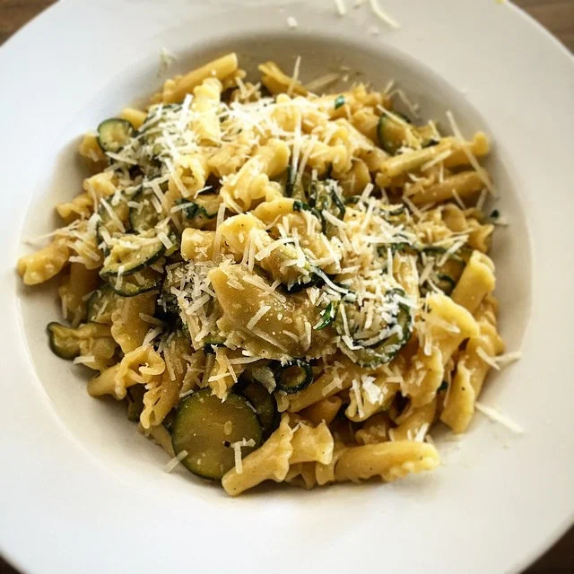Pasta con le zucchine e pecorino: un primo piatto veloce e cremoso