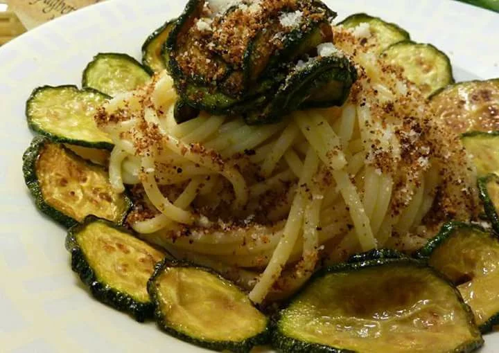 Pasta con le zucchine fritte: un primo piatto estivo semplice e delizioso