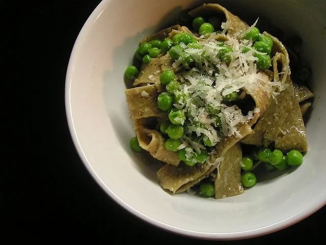 Pasta con piselli e patate, un cremoso abbraccio di sapori primaverili