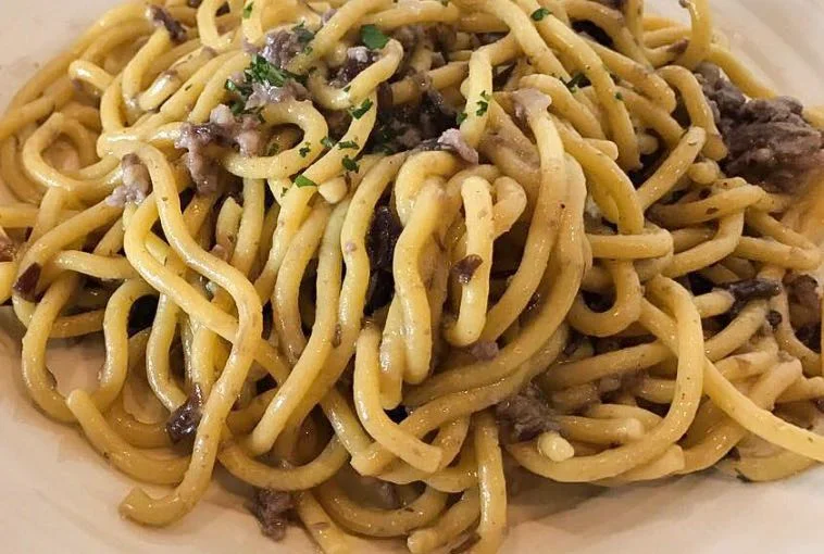 Pasta con radicchio e salsiccia: un primo dal cuore siciliano