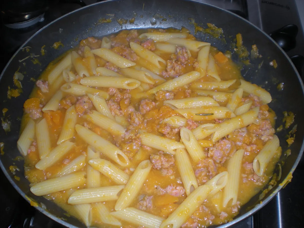 Pasta con zucca e salsiccia: comfort food siciliano d’autunno