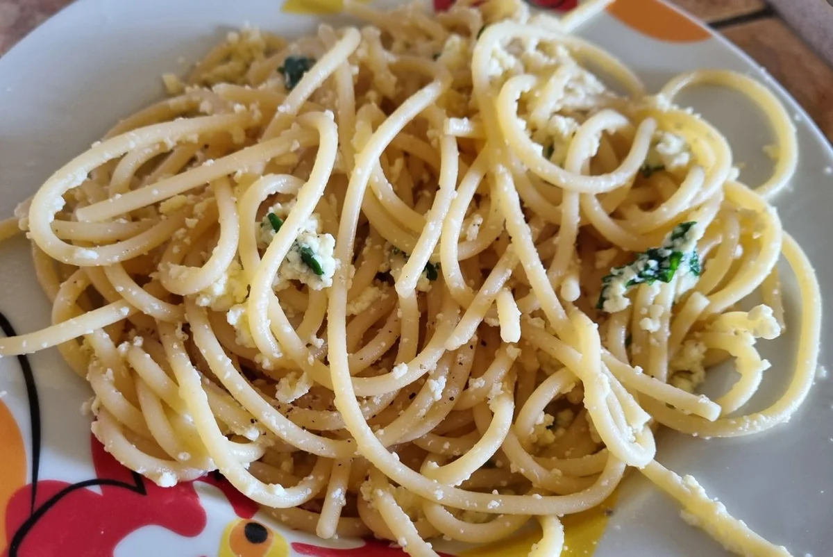 Pasta cû riquagghiu: la carbonara siciliana senza carne