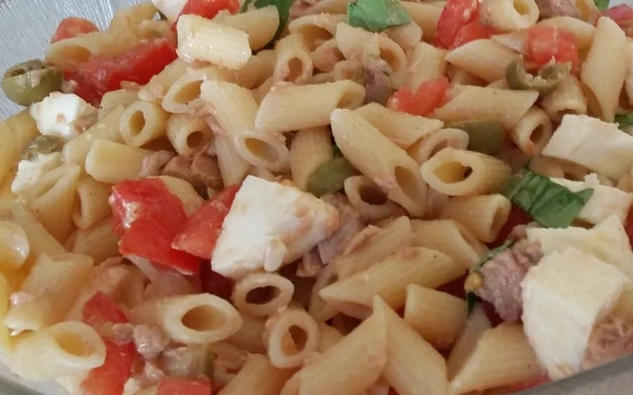 Pasta fredda con tonno, pomodorini e tuma: Un trionfo estivo di sapori siciliani