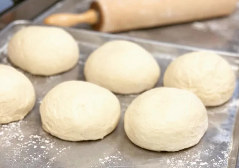 Pasta per focacce siciliana: l’impasto base della tradizione isolana