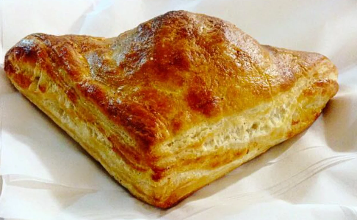 Paté catanesi con prosciutto e mozzarella: Un classico della tradizione etnea