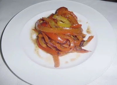 Peperoni in agrodolce: Un contorno siciliano colorato e delizioso