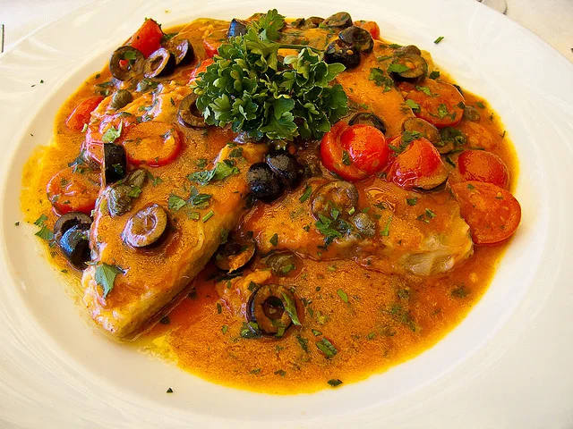 Pesce spada al forno con salsa di olive: Un delizioso secondo siciliano
