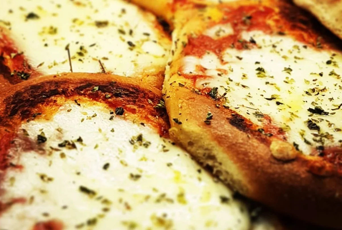 Pizzette siciliane, il tradizionale snack della tavola calda